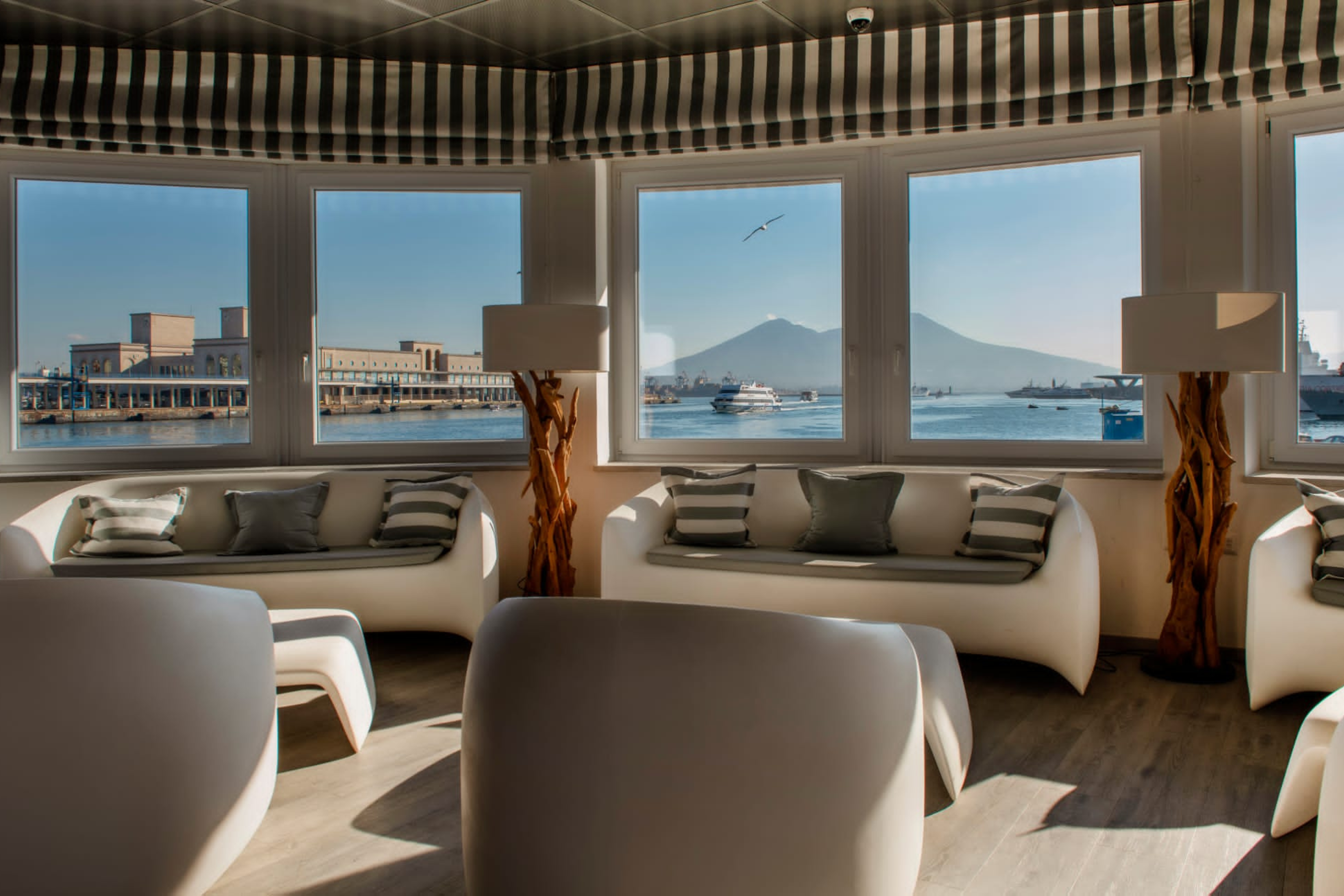 Sala istituzionale con vista sul porto